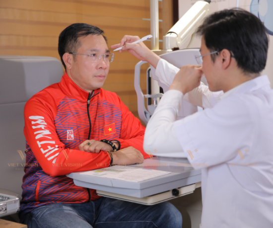 Nên đầu tư cho gọng kính hay tròng kính?